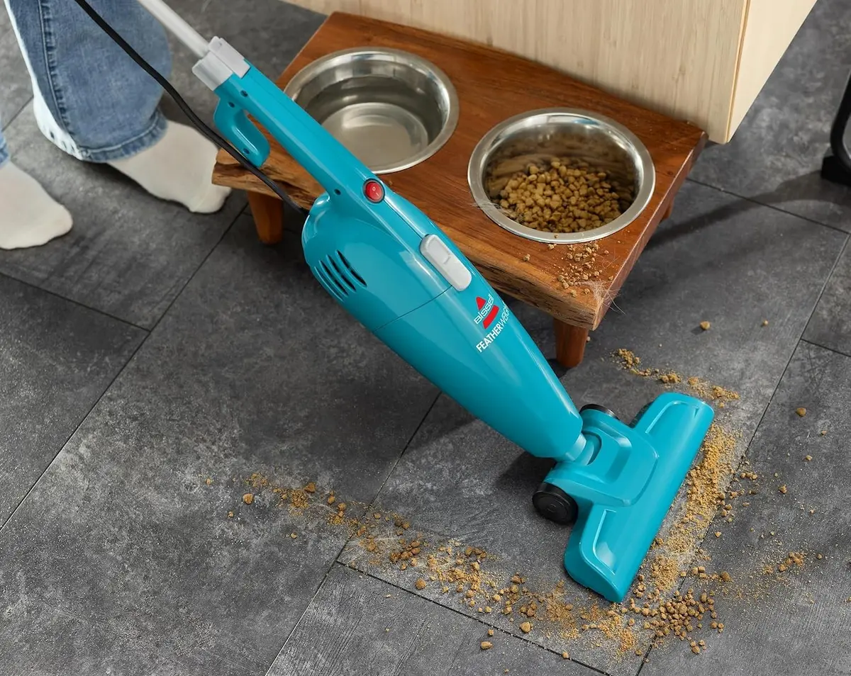 aspiradora de piso bissell limpiando comida de mascotas