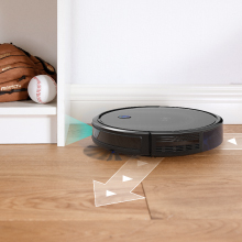 Robot aspiradora eufy limpiando